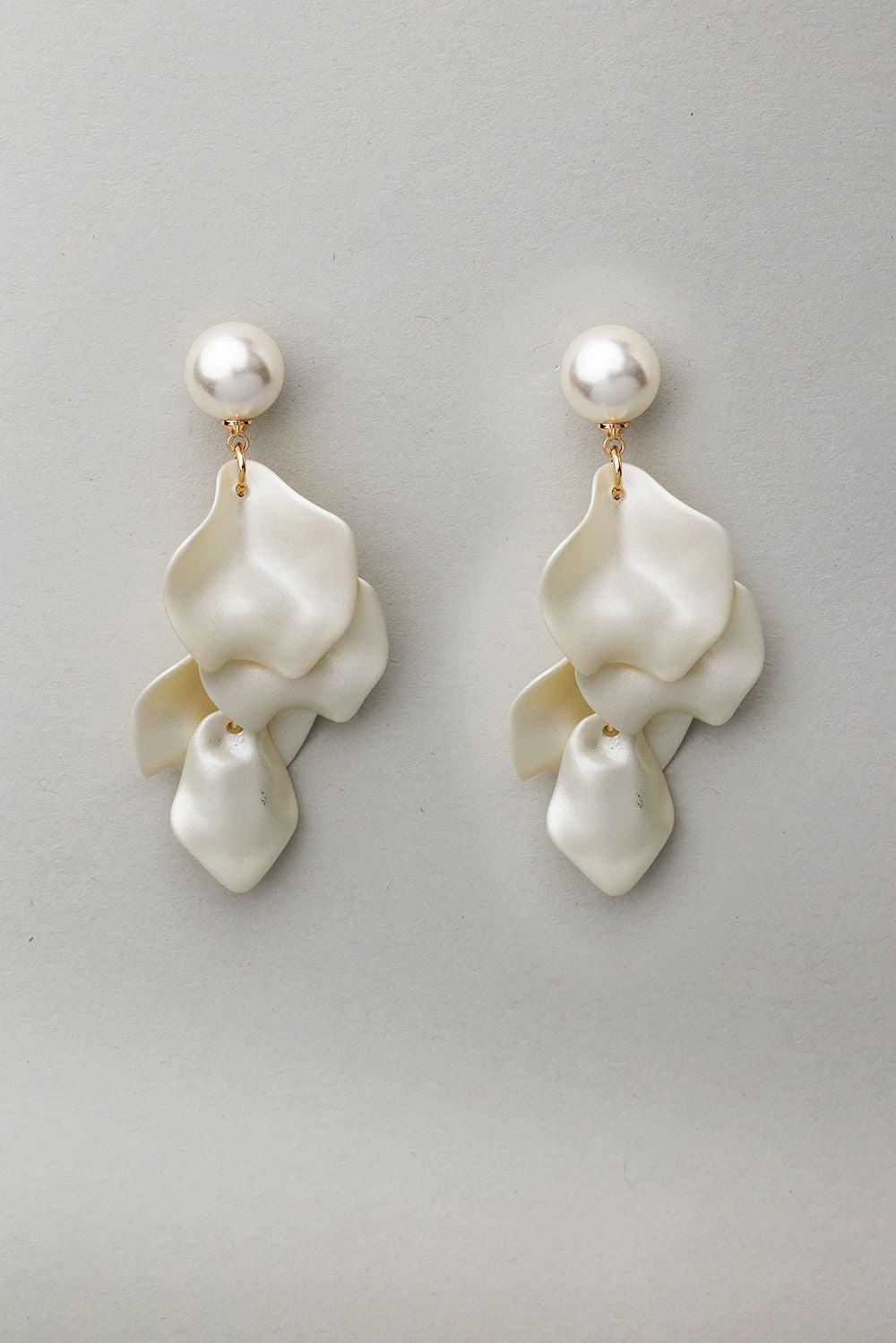 Bow 19 Pearl Leaf Earrings White