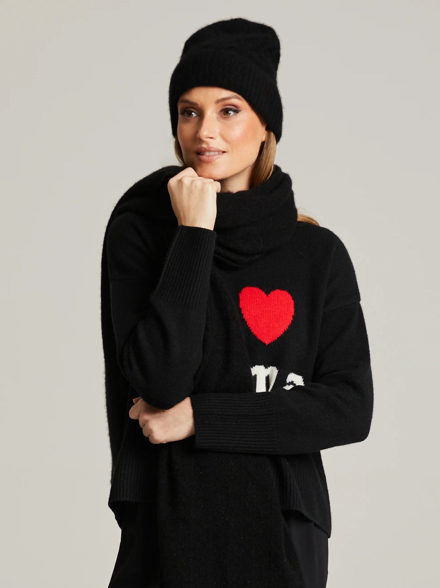 Andiata Saroma Musta Neule I Love Rome tekstillä