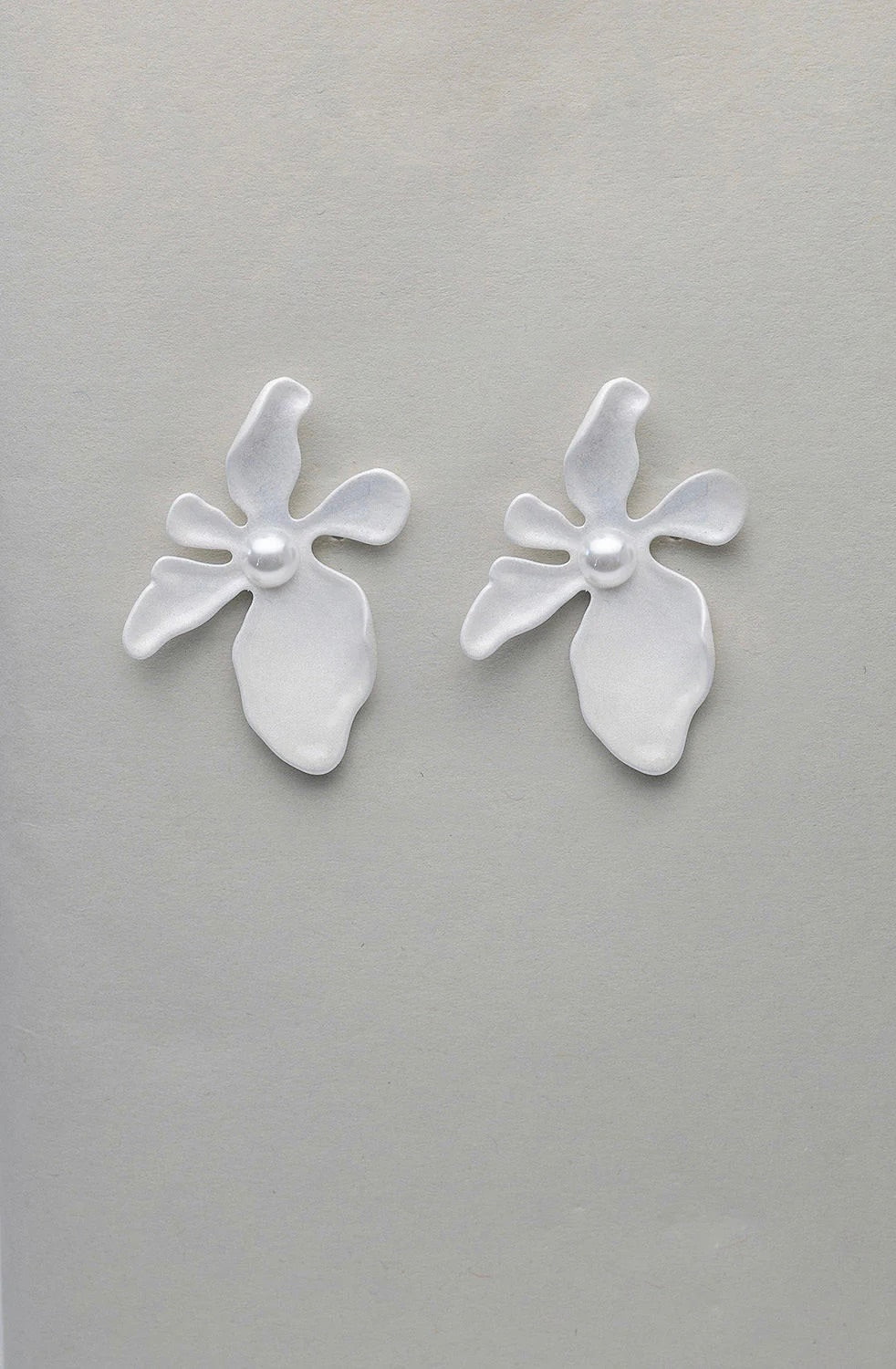 Bow 19 Flower Pearl White Earrings