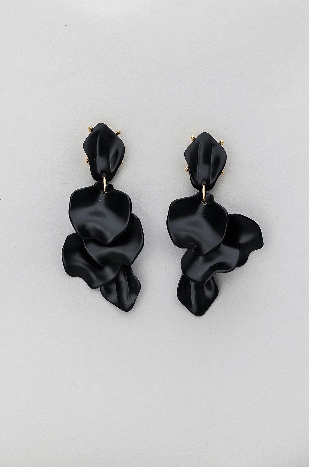 Bow 19 Leaf Earrings Pearl Black