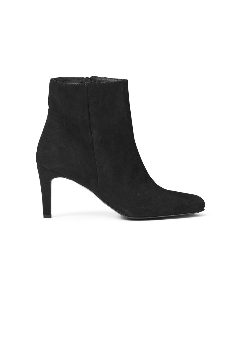 A Pair Rounded Classic Bootie